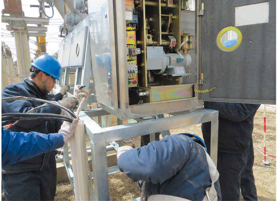 張家口東山坡110KV變電站現場進行35KV斷路器引線壓接工作