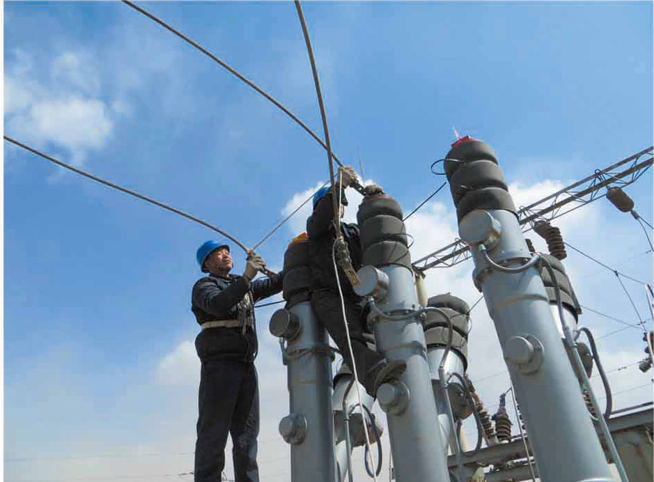 張家口洋河南110KV變電站現(xiàn)場進(jìn)行35KV斷路器引線壓接工作