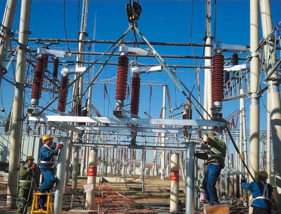 張家口張北220KV變電站對110KV隔離開關(guān)進(jìn)行吊裝工作